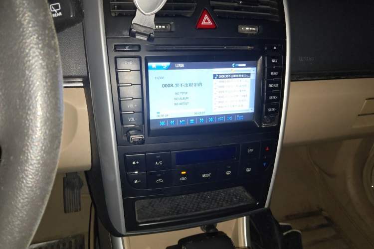 Used BAIC E Series 2012 Hatchback 1.5L Automatic Leshang Version Audio And AC Panel