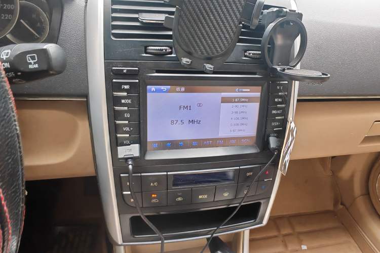 Used BAIC E Series 2012 Hatchback 1.5L Automatic Leshang Version Audio And AC Panel