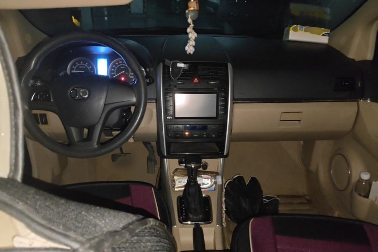 Used BAIC E Series 2012 Hatchback 1.5L Automatic Leshang Version Center Console