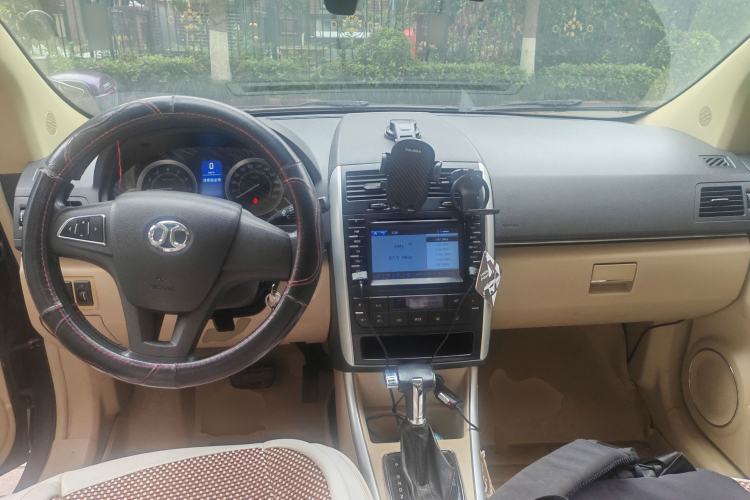 Used BAIC E Series 2012 Hatchback 1.5L Automatic Leshang Version Center Console