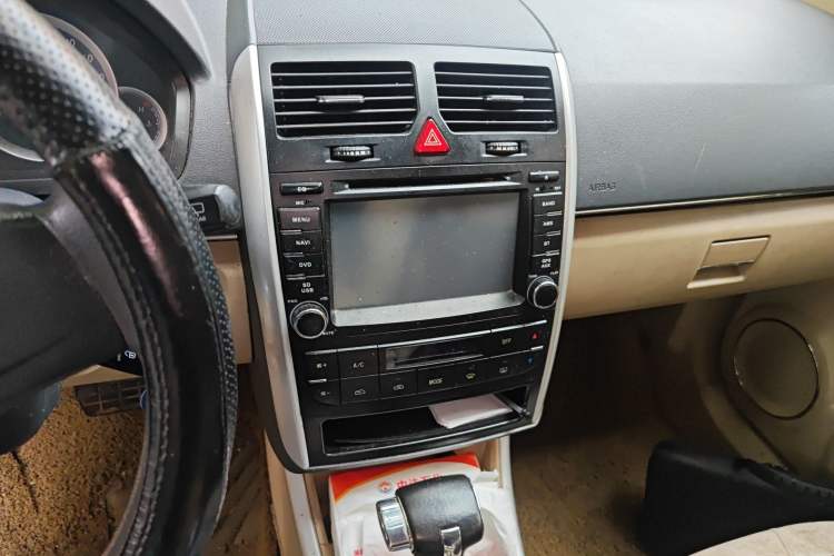 Used BAIC E Series 2012 Hatchback 1.5L Automatic Leshang Version Audio And AC Panel