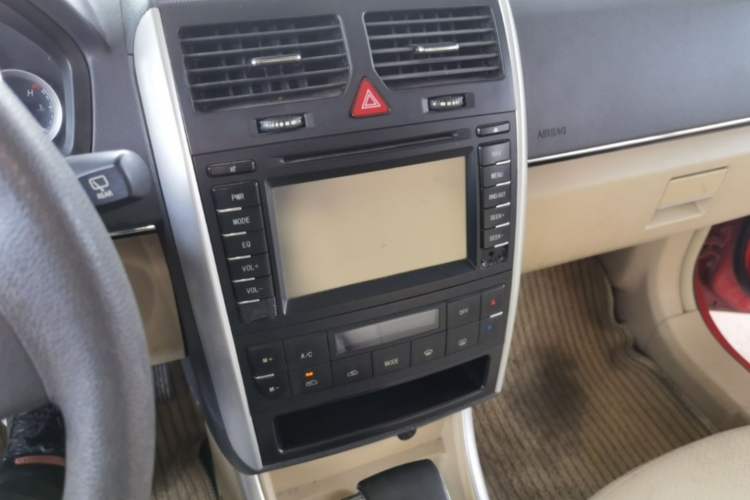 Used BAIC E Series 2012 Hatchback 1.5L Automatic Leshang Version Audio And AC Panel