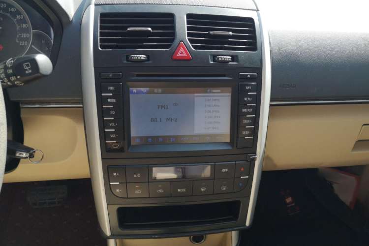 Used BAIC E Series 2012 Hatchback 1.5L Automatic Leshang Version Audio And AC Panel