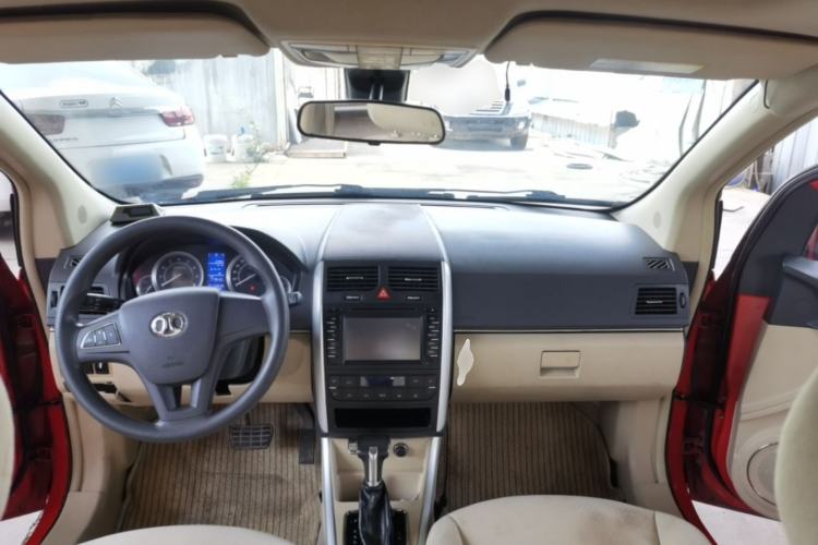 Used BAIC E Series 2012 Hatchback 1.5L Automatic Leshang Version Center Console