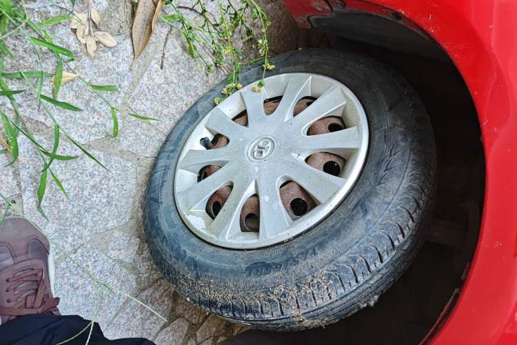 Used BAIC E Series 2012 Hatchback 1.3L Manual Liking Edition Right Front Wheel Hub
