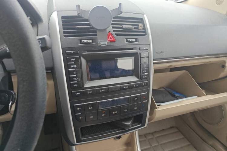 Used BAIC E Series 2012 Hatchback 1.3L Manual Liking Edition Audio And AC Panel