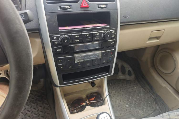 Used BAIC E Series 2012 Hatchback 1.3L Manual Liking Edition Audio And AC Panel