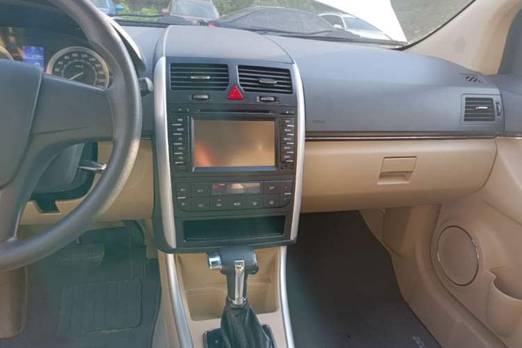 Used BAIC E Series 2012 Hatchback 1.5L Automatic Leshang Version Audio And AC Panel