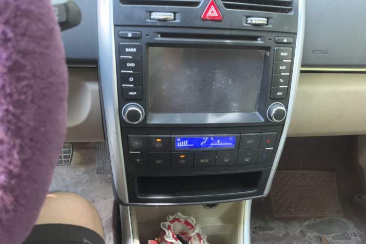 Used BAIC E Series 2012 Hatchback 1.3L Manual Liking Edition Audio And AC Panel