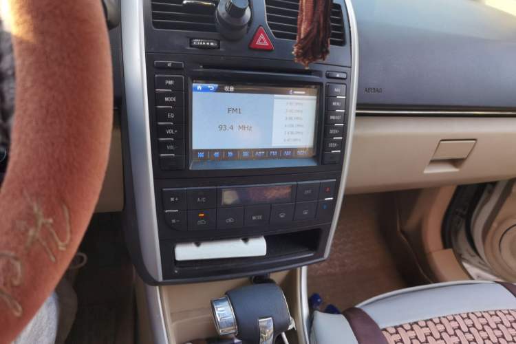 Used BAIC E Series 2012 Hatchback 1.5L Automatic Leshang Version Audio And AC Panel