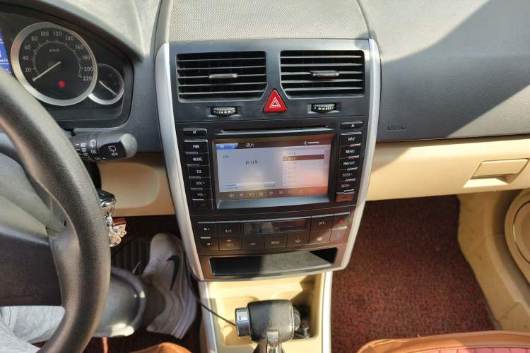 Used BAIC E Series 2012 Hatchback 1.5L Automatic Leshang Version Audio And AC Panel