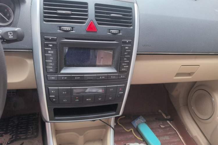Used BAIC E Series 2012 Hatchback 1.3L Manual Liking Edition Audio And AC Panel