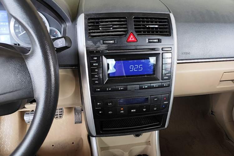 Used BAIC E Series 2012 Hatchback 1.3L Manual Liking Edition Audio And AC Panel