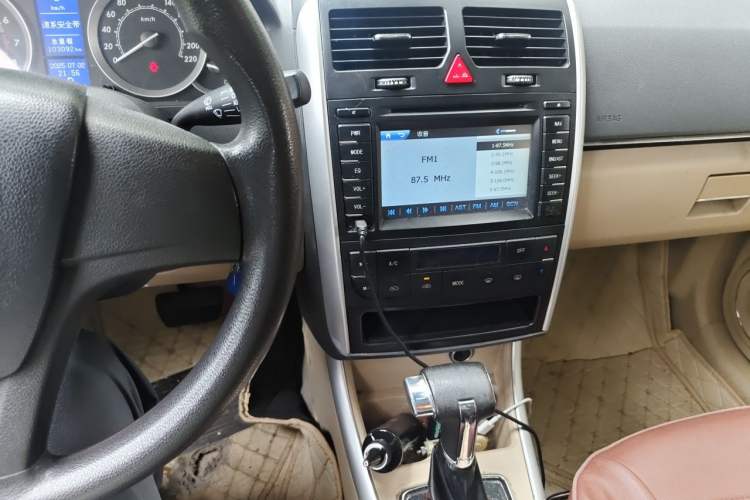 Used BAIC E Series 2012 Hatchback 1.5L Automatic Leshang Version Audio And AC Panel
