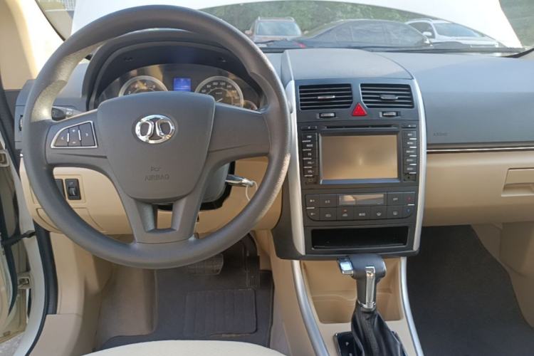 Used BAIC E Series 2012 Hatchback 1.5L Automatic Leshang Version Center Console