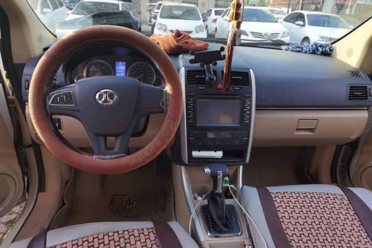 Used BAIC E Series 2012 Hatchback 1.5L Automatic Leshang Version Center Console