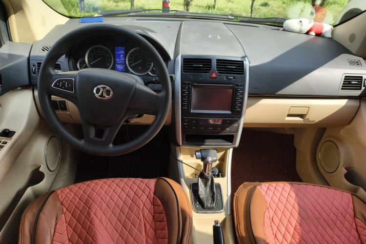 Used BAIC E Series 2012 Hatchback 1.5L Automatic Leshang Version Center Console