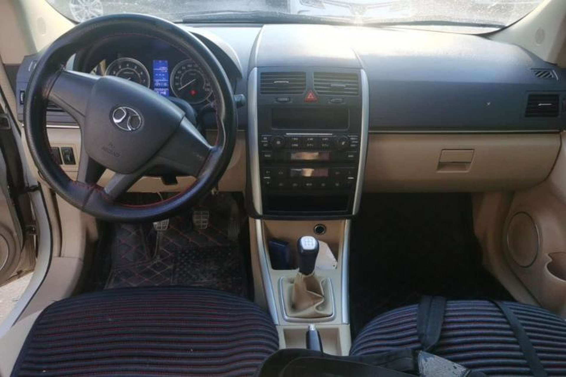 Used BAIC E Series 2012 Hatchback 1.3L Manual Liking Edition Center Console