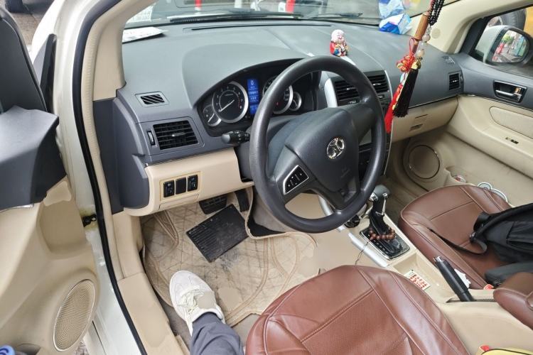 Used BAIC E Series 2012 Hatchback 1.5L Automatic Leshang Version Center Console
