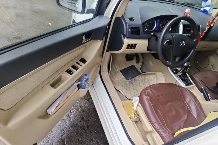 Used BAIC E Series 2012 Hatchback 1.5L Automatic Leshang Version Driver Seat