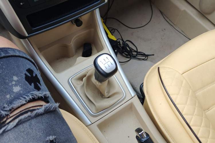 Used BAIC E Series 2012 Hatchback 1.3L Manual Liking Edition Gear Lever