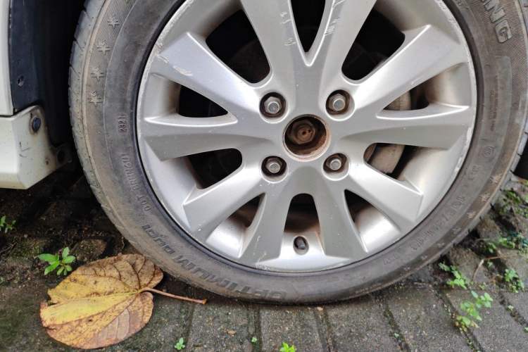 Used BAIC E Series 2012 Hatchback 1.5L Automatic Enjoyment Version Right Front Wheel Hub