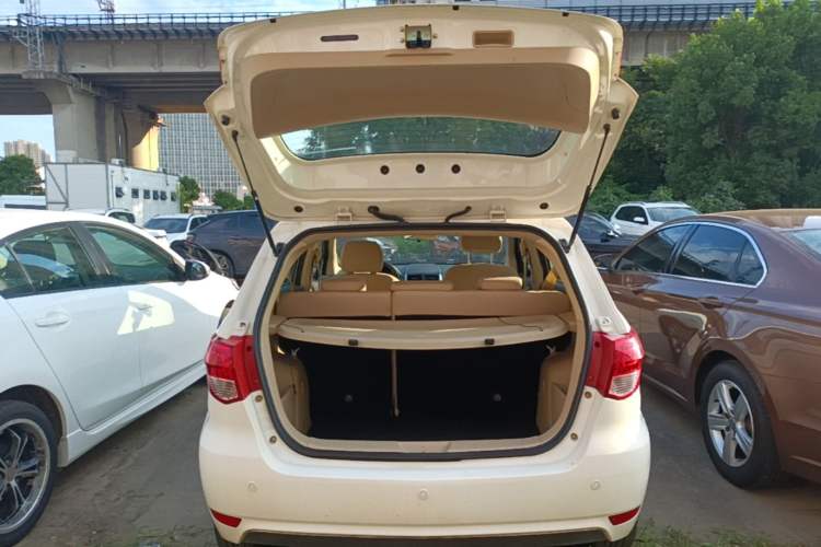 Used BAIC E Series 2012 Hatchback 1.5L Automatic Leshang Version Trunk