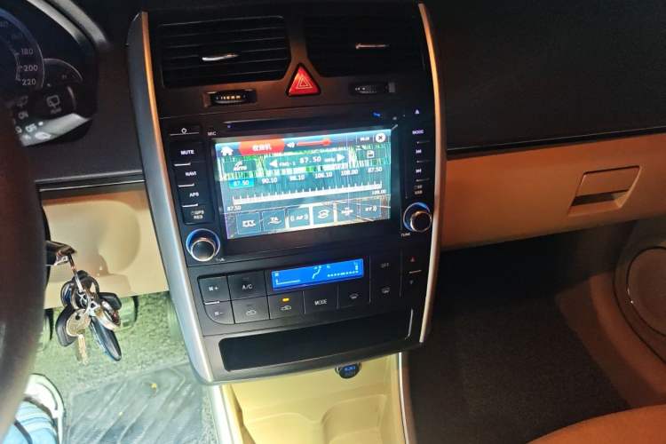 Used BAIC E Series 2012 Hatchback 1.5L Manual Leshang Version Audio And AC Panel