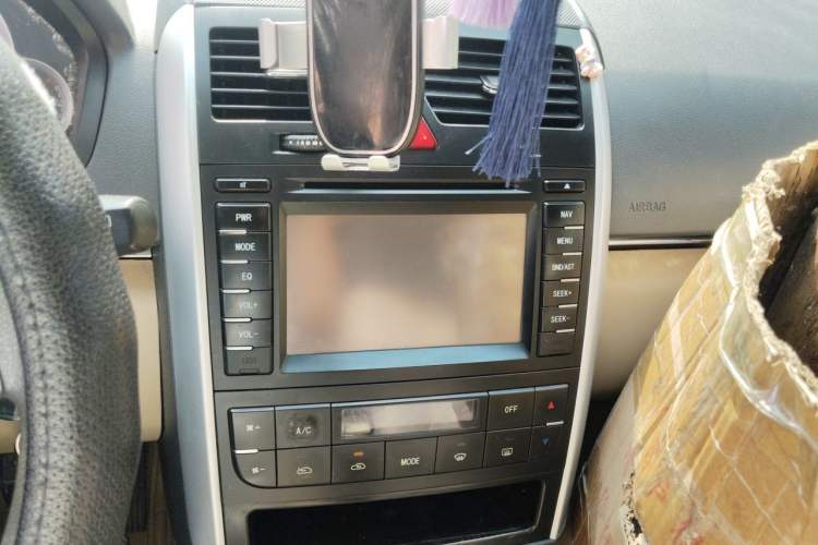 Used BAIC E Series 2012 Hatchback 1.5L Manual Leshang Version Audio And AC Panel
