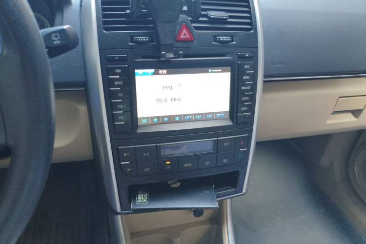 Used BAIC E Series 2012 Hatchback 1.5L Automatic Leshang Version Audio And AC Panel