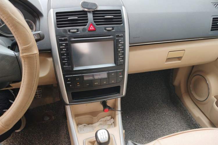 Used BAIC E Series 2012 Hatchback 1.5L Manual Leshang Version Audio And AC Panel