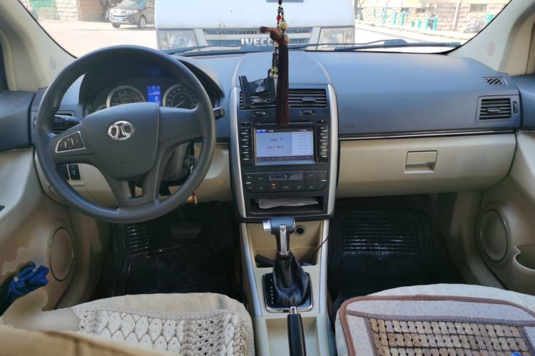Used BAIC E Series 2012 Hatchback 1.5L Automatic Leshang Version Center Console