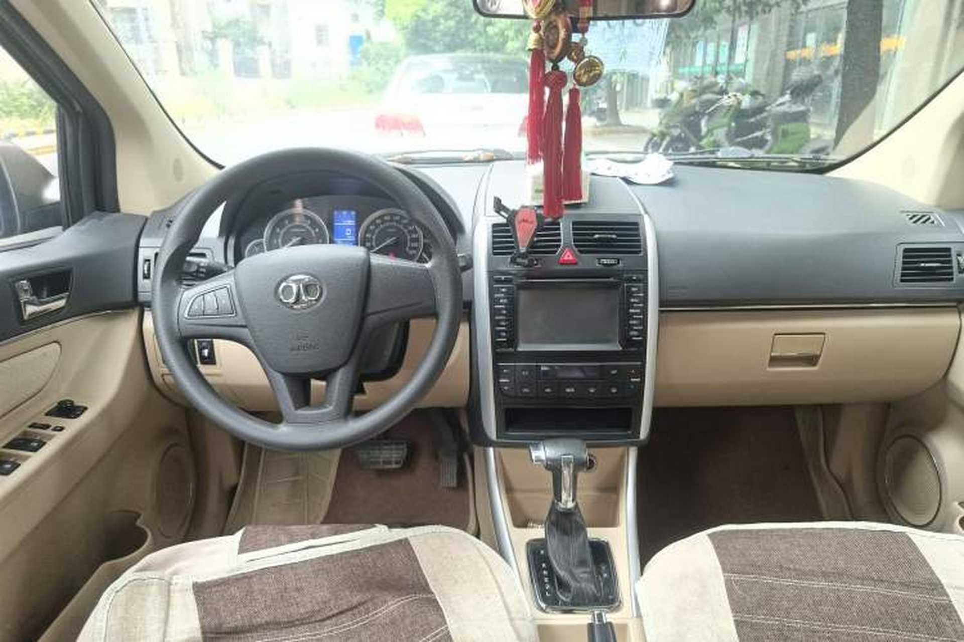 Used BAIC E Series 2012 Hatchback 1.5L Automatic Leshang Version Center Console