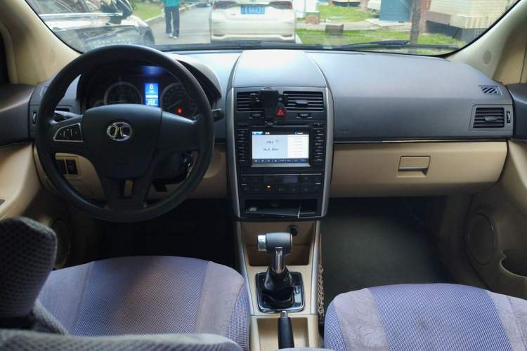 Used BAIC E Series 2012 Hatchback 1.5L Automatic Leshang Version Center Console