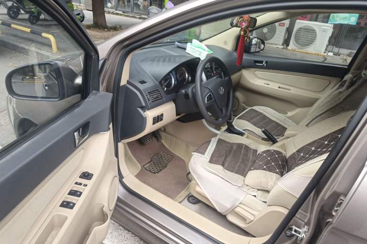 Used BAIC E Series 2012 Hatchback 1.5L Automatic Leshang Version Driver Seat
