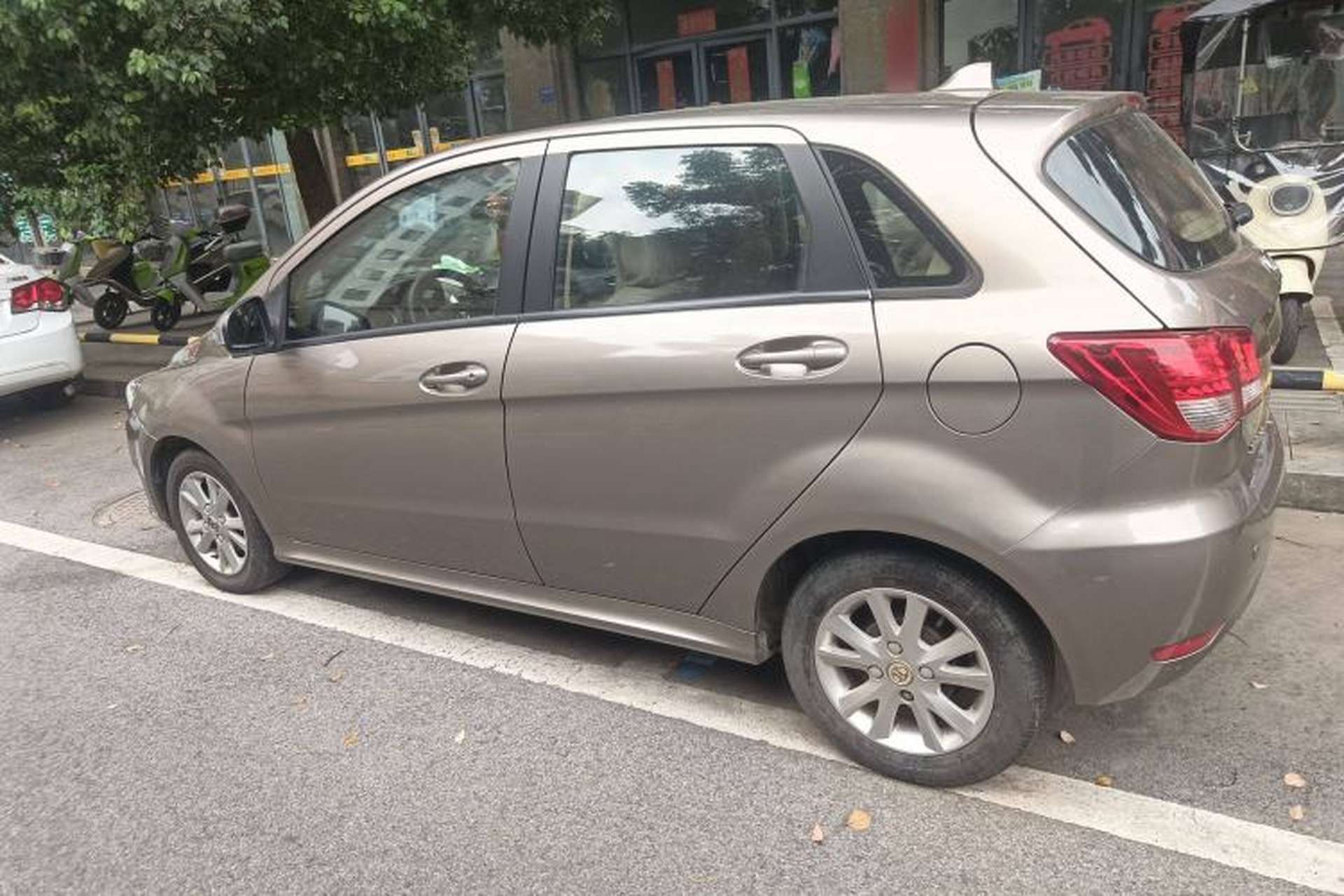 Used BAIC E Series 2012 Hatchback 1.5L Automatic Leshang Version Left Side