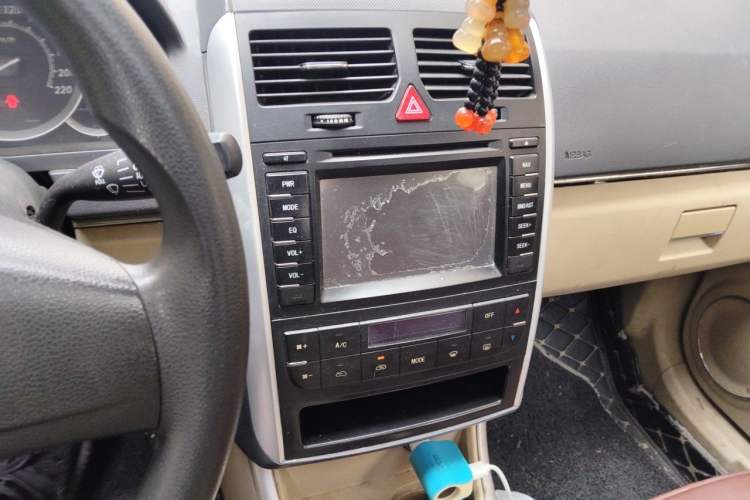 Used BAIC E Series 2013 Sedan 1.5L Automatic Leshang Edition Audio And AC Panel