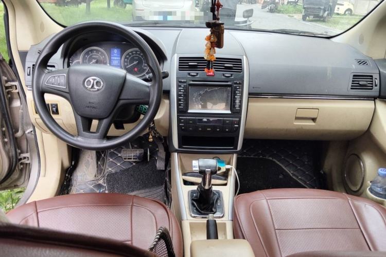 Used BAIC E Series 2013 Sedan 1.5L Automatic Leshang Edition Center Console