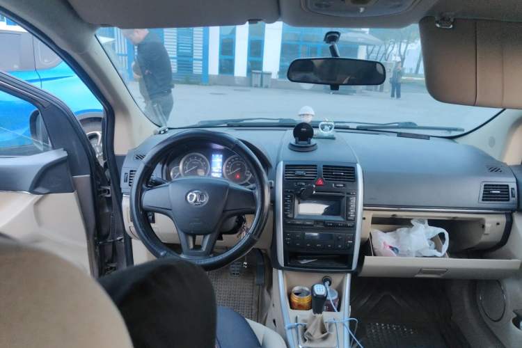 Used BAIC E Series 2013 Sedan 1.5L Manual Lotte Edition Center Console
