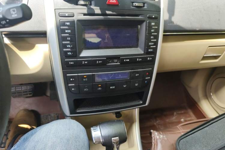 Used BAIC E Series 2013 Hatchback 1.5L Automatic Lotte Edition Audio And AC Panel