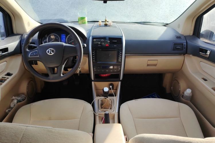 Used BAIC E Series 2013 Sedan 1.5L Manual Leshang Version Center Console