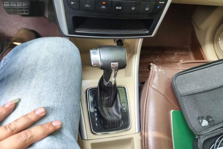Used BAIC E Series 2013 Hatchback 1.5L Automatic Lotte Edition Gear Lever