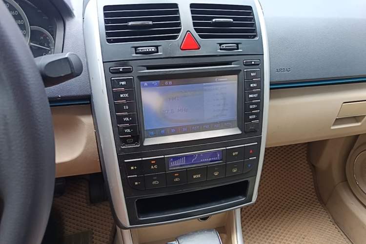 Used BAIC E Series 2013 Sedan 1.5L Automatic Leshang Edition Audio And AC Panel