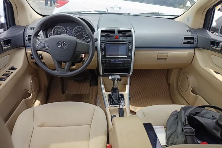 Used BAIC E Series 2013 Sedan 1.5L Automatic Leshang Edition Center Console