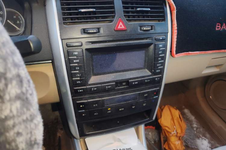 Used BAIC E Series 2013 Sedan 1.5L Automatic Lotte Edition Audio And AC Panel