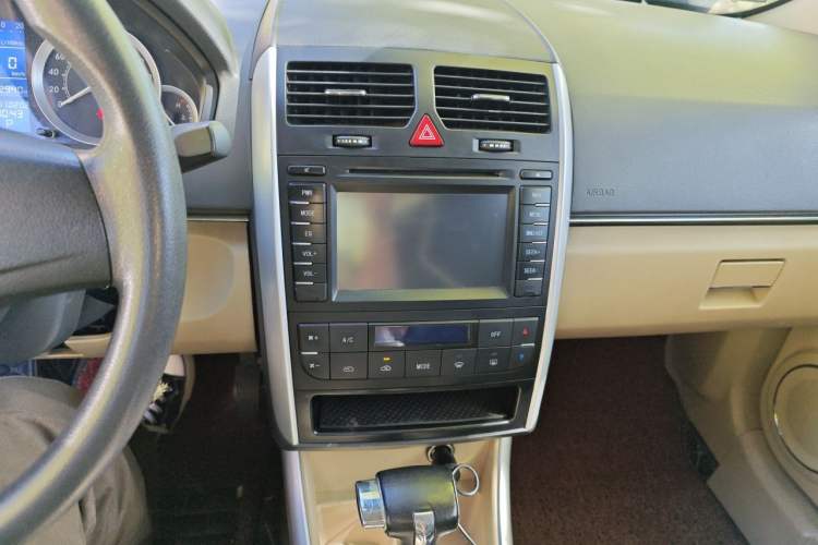 Used BAIC E Series 2013 Sedan 1.5L Automatic Leshang Edition Audio And AC Panel