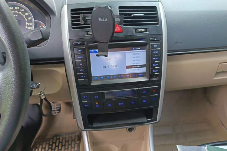 Used BAIC E Series 2013 Sedan 1.5L Manual Leshang Version Audio And AC Panel