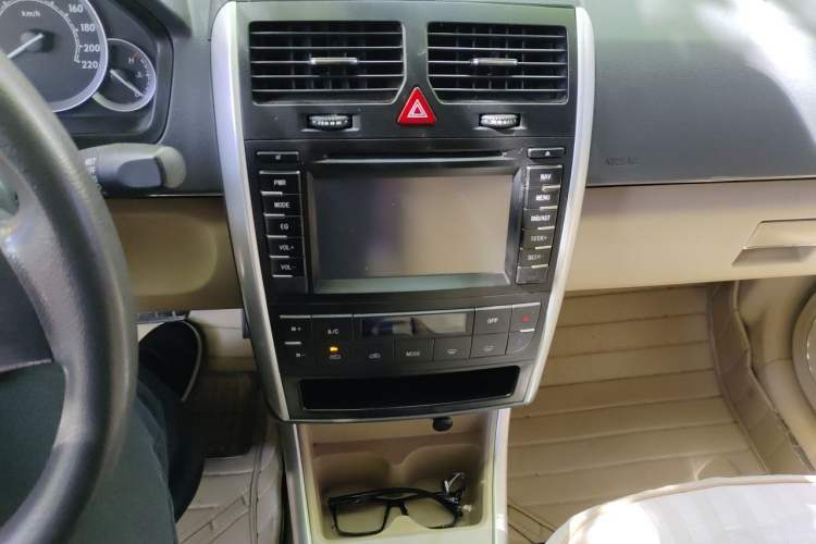 Used BAIC E Series 2013 Sedan 1.5L Automatic Leshang Edition Audio And AC Panel