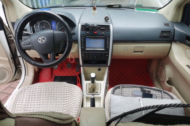 Used BAIC E Series 2013 Sedan 1.5L Manual Leshang Version Center Console