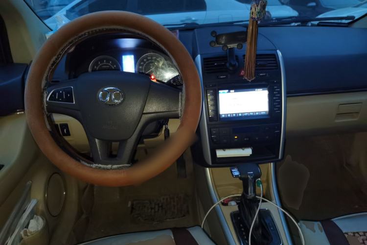Used BAIC E Series 2013 Hatchback 1.5L Automatic Lotte Edition Center Console